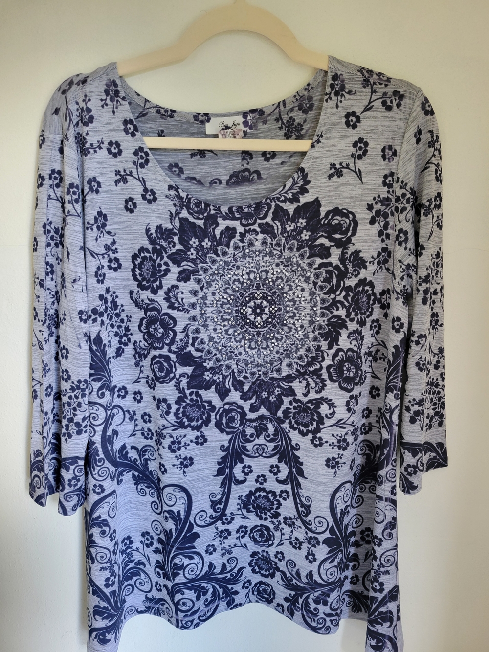 Light Gray Floral Medallion Scoop Neck 3/4 Sleeve Top